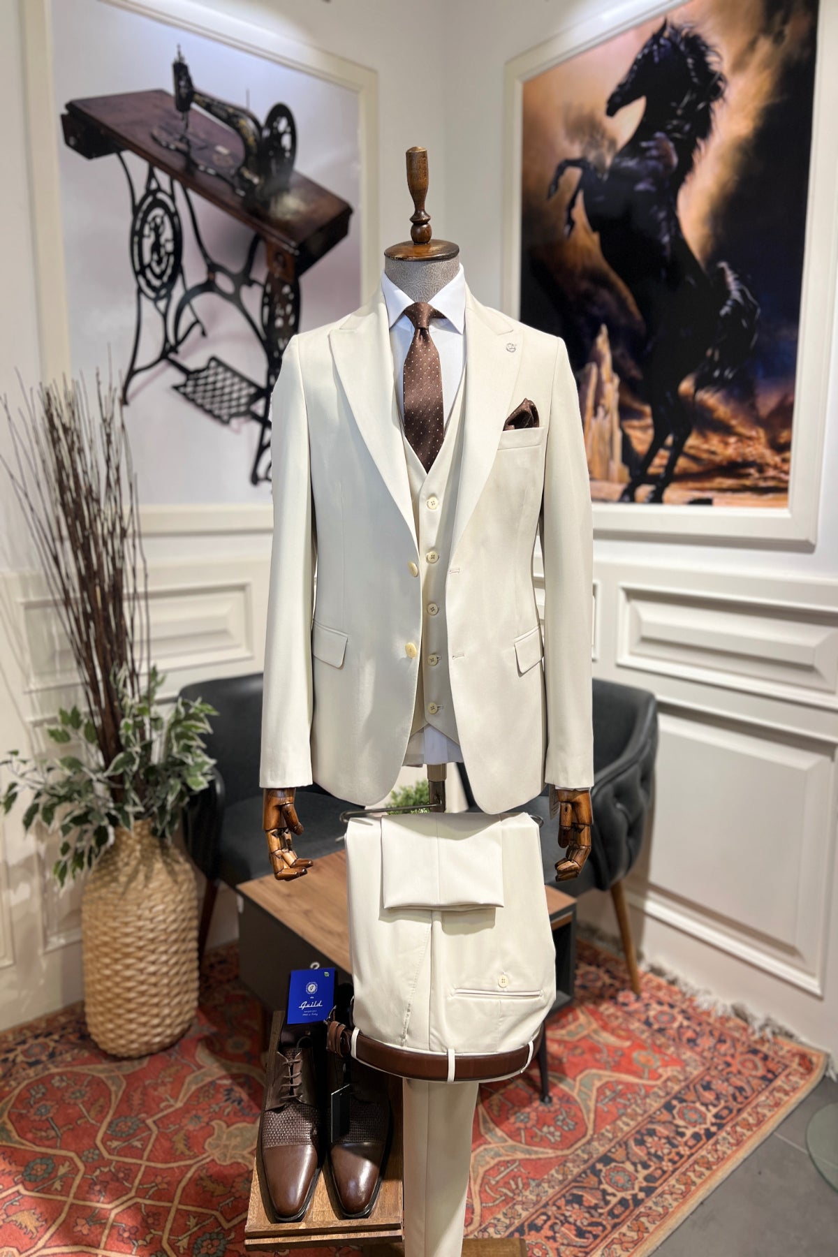 Cremefarbener Slim-Fit-Anzug von Guild Balkan