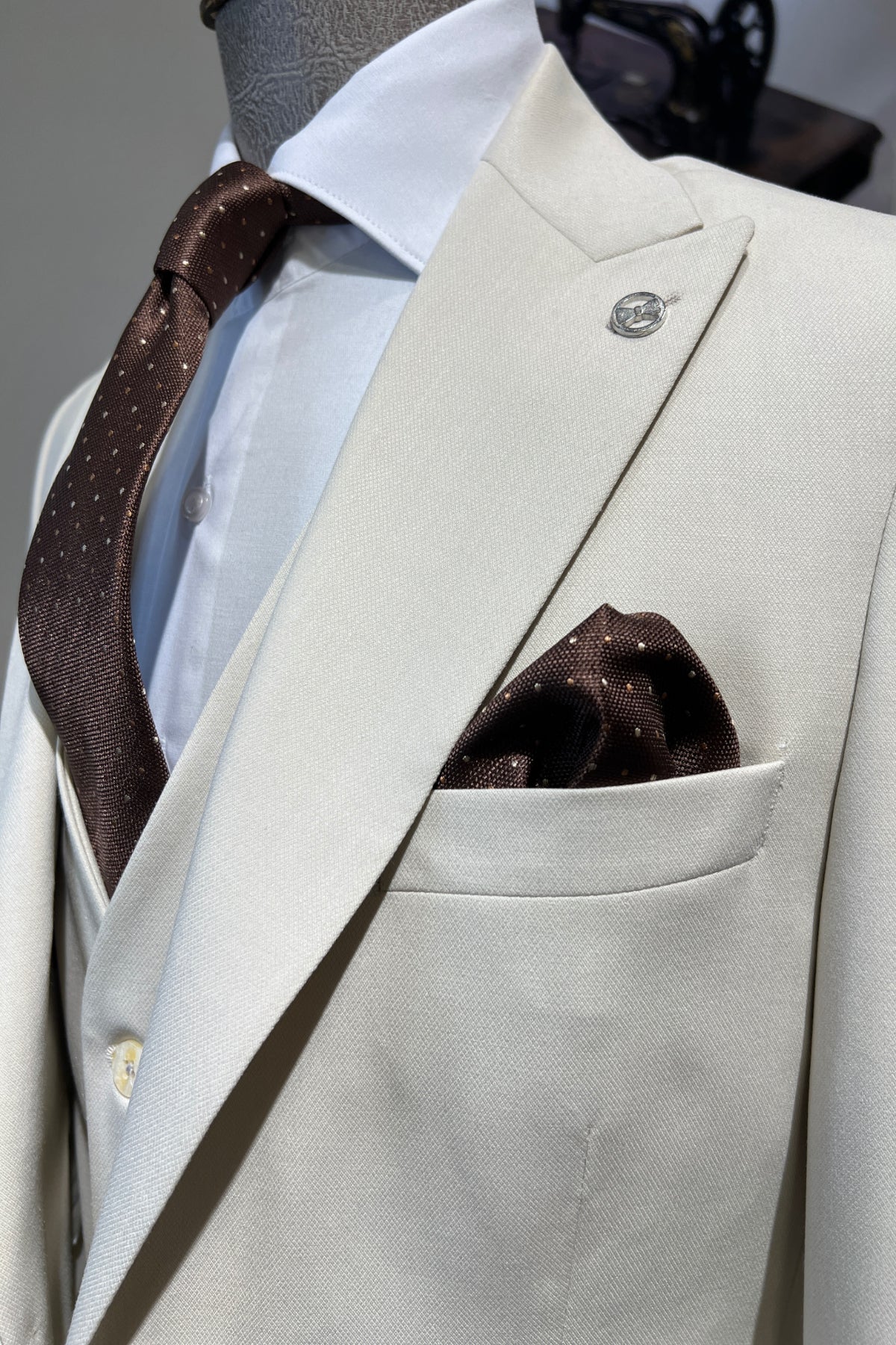 Cremefarbener Slim-Fit-Anzug von Guild Balkan