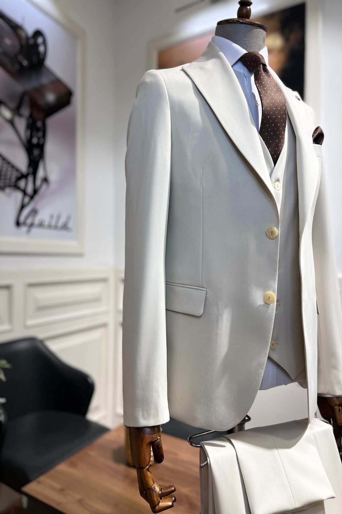 Cremefarbener Slim-Fit-Anzug von Guild Balkan